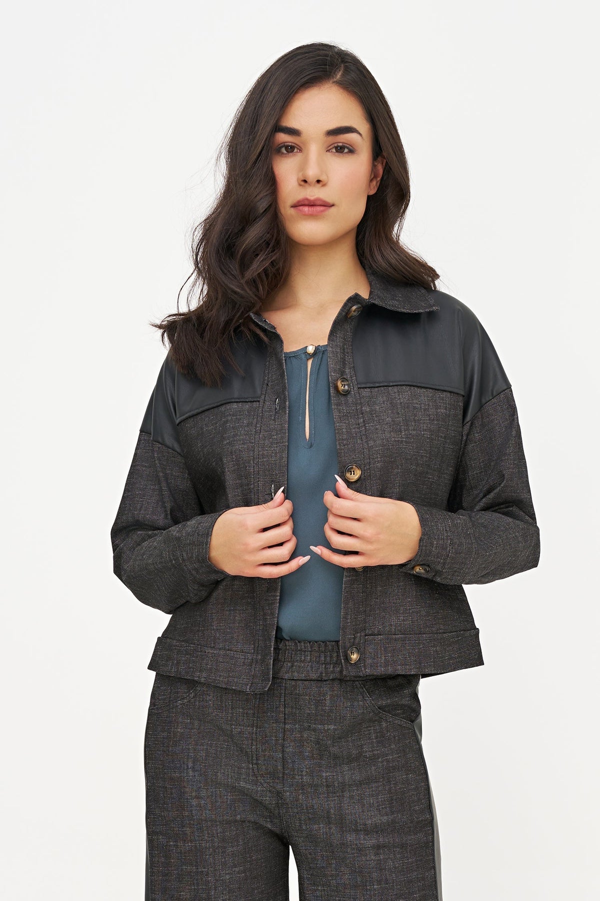 Women's Woven Mid-Weight Button-Down Long Sleeve Denim Jacket