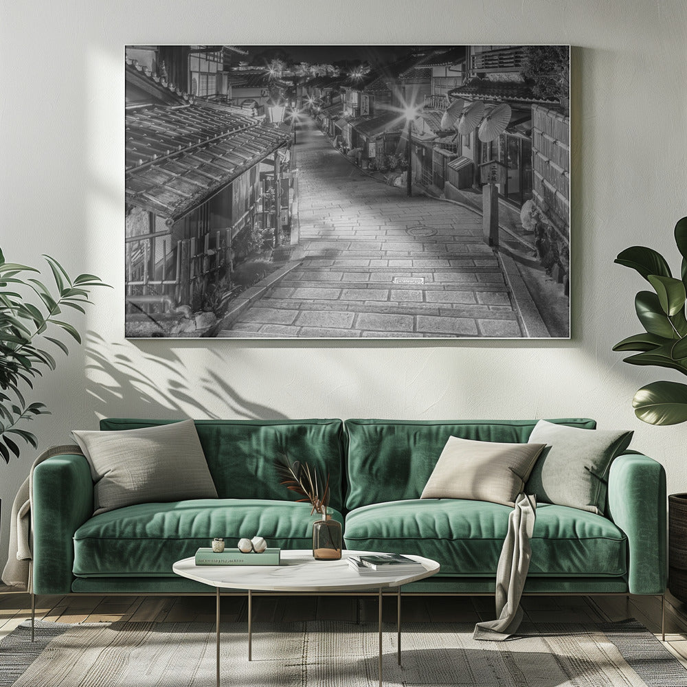 Wandbild Ninen-zaka im historischen Kyoto am Abend - monochrom