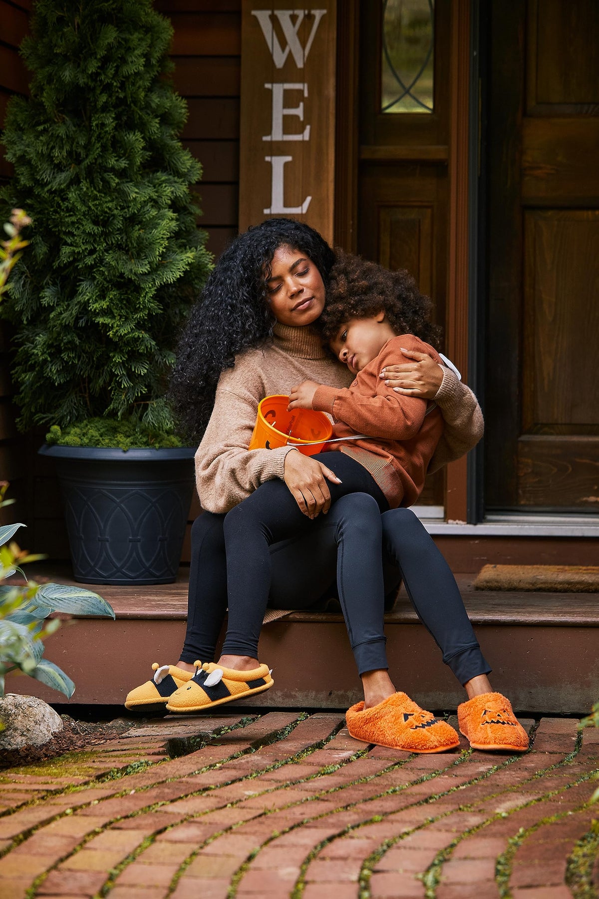 Dearfoams Unisex-Adult Halloween Jack-o-Lantern Pumpkin Slipper, Adult Pumpkin, 5-6 Women/3-4 Men