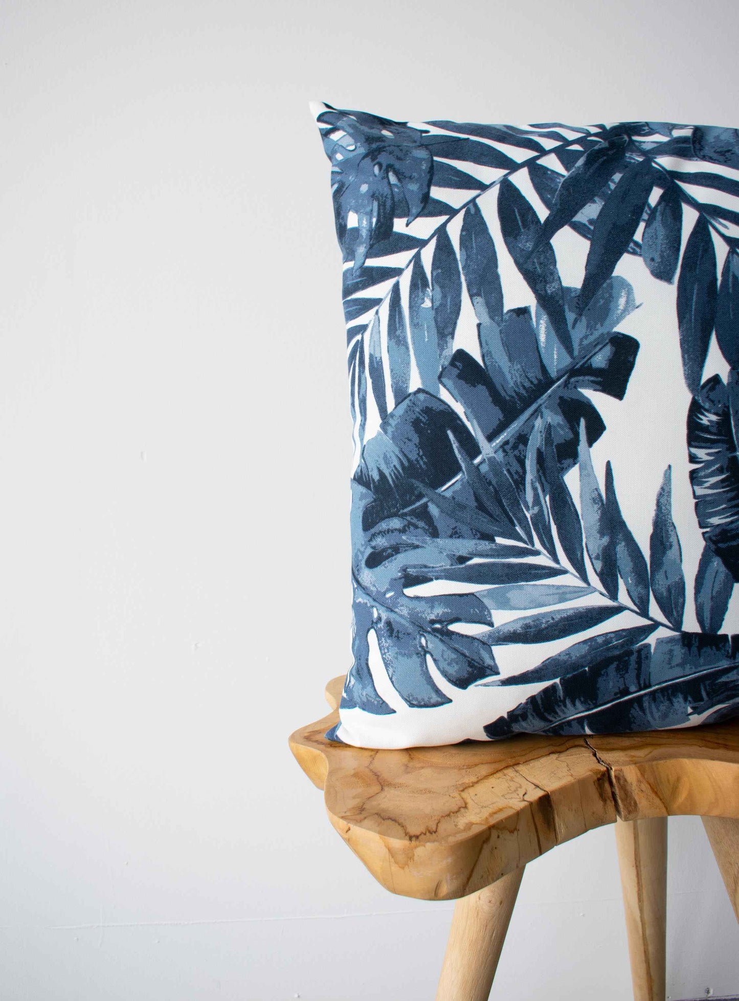 OUTDOOR PILLOW - NAVY PALM LEAF 20"