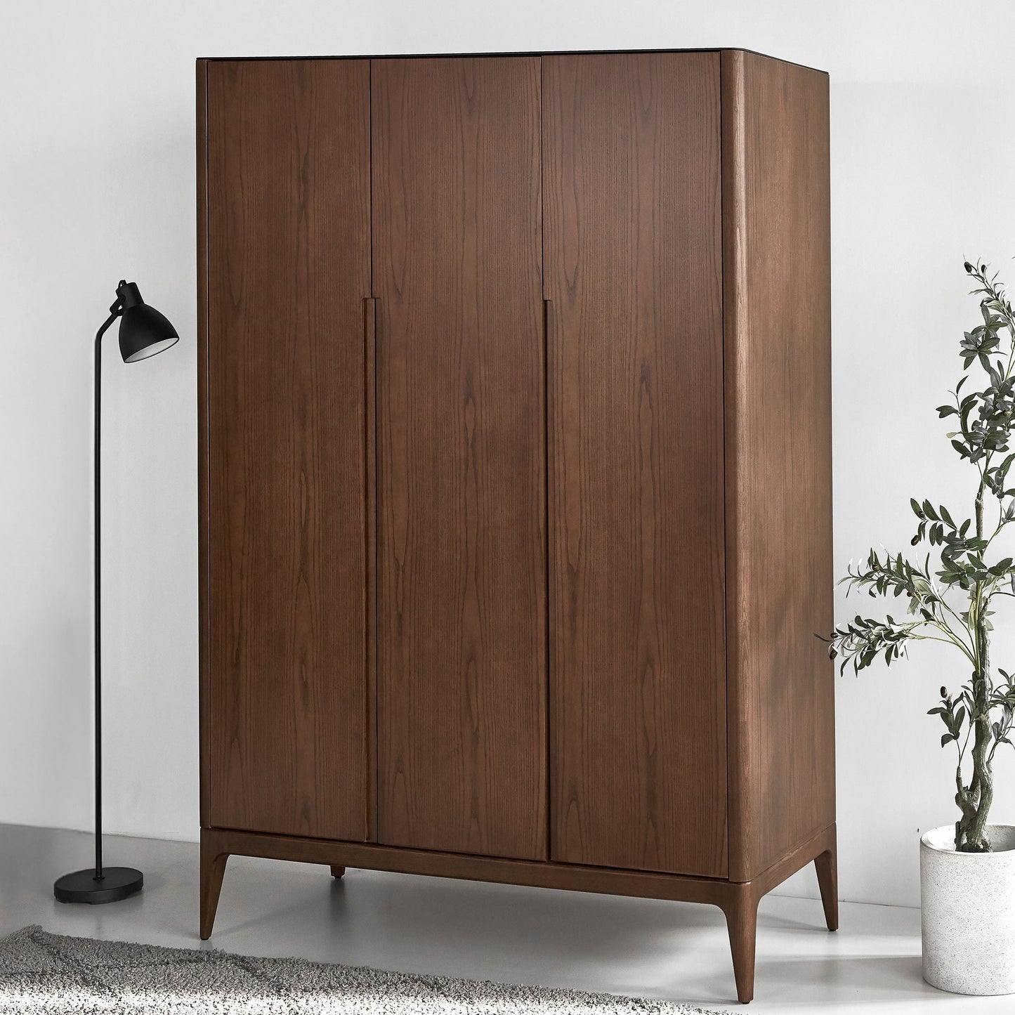 Scharlachroter europäischer Eschenholz-Kleiderschrank