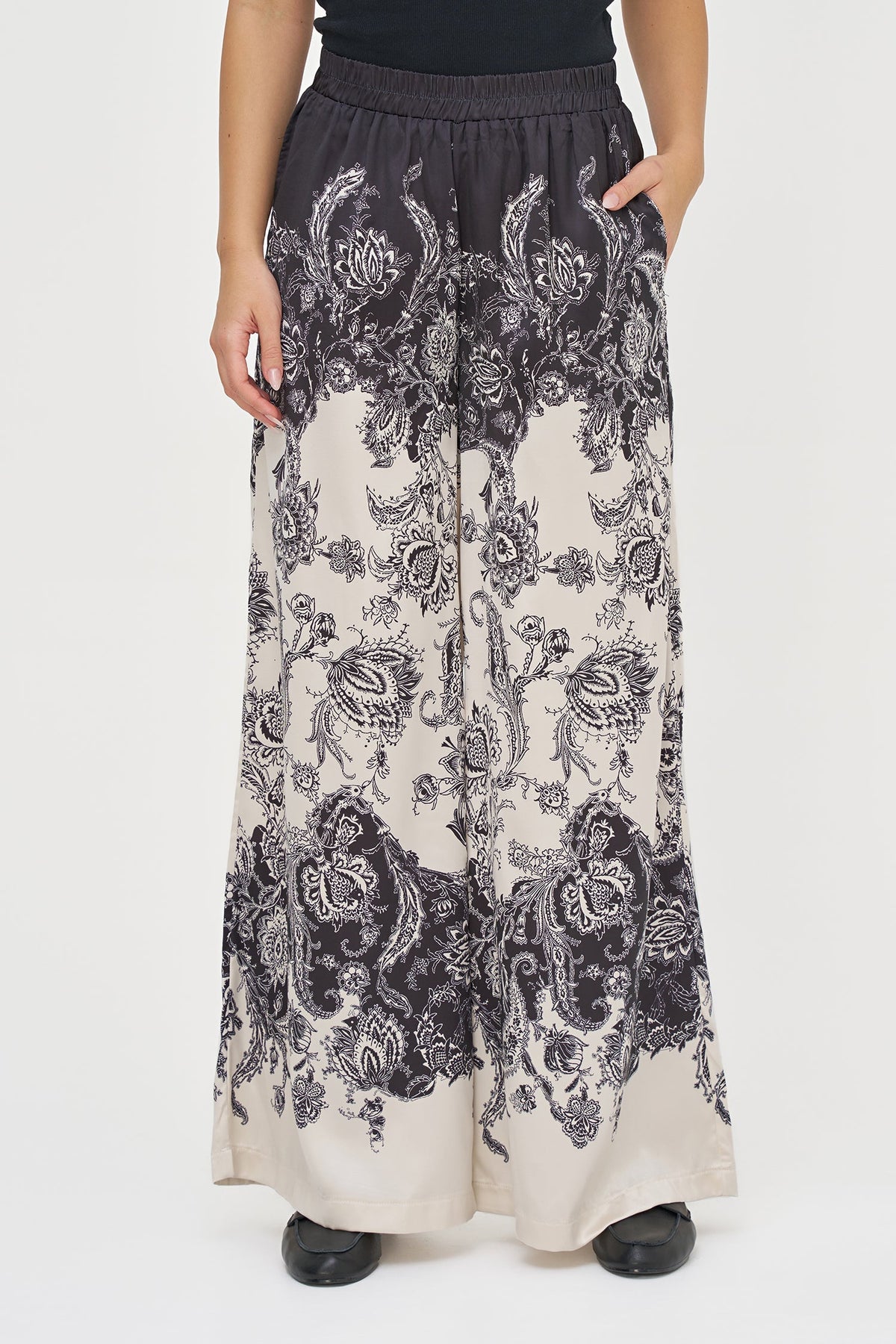 Women's Woven Placement Printed Pull-On Wide Leg Pant, with Side Seam Pockets