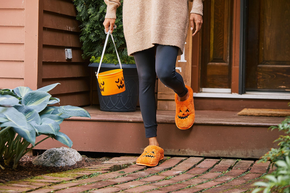 Dearfoams Unisex-Adult Halloween Jack-o-Lantern Pumpkin Slipper, Adult Pumpkin, 5-6 Women/3-4 Men