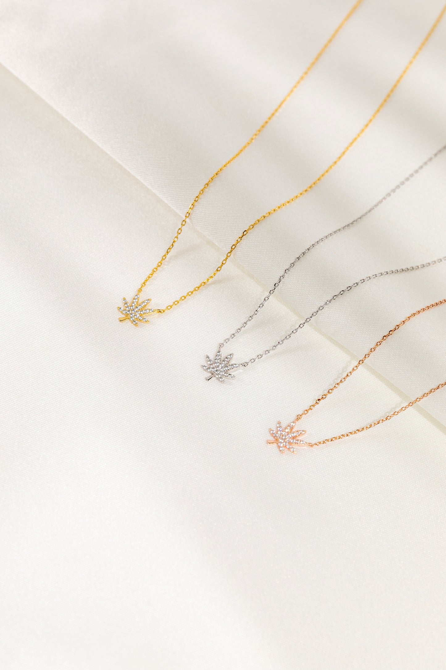 18K GOLD CANNABIS LEAF NECKLACE