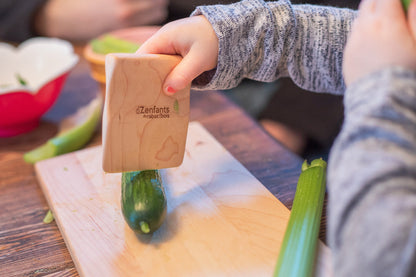 Das Holz-Schneidebrett-Set mit Messer für Kinder