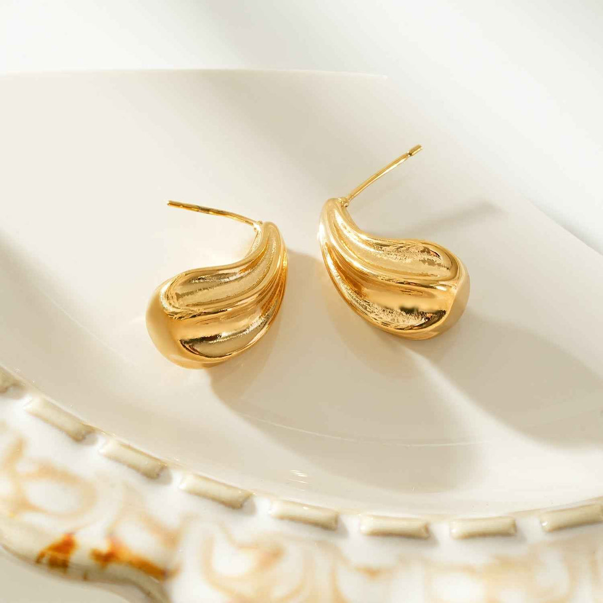 GEESI Gold: Textured Tear-Drop Shape Stud Earrings