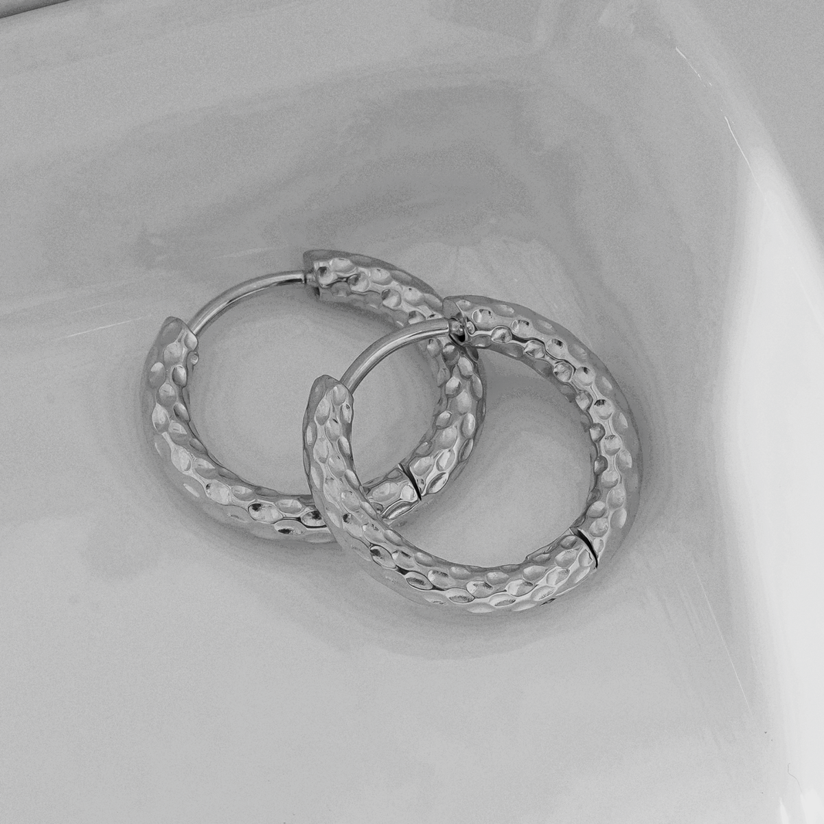 EDGWARE Silver (White Gold): Decorative Hammered Hoop Earrings