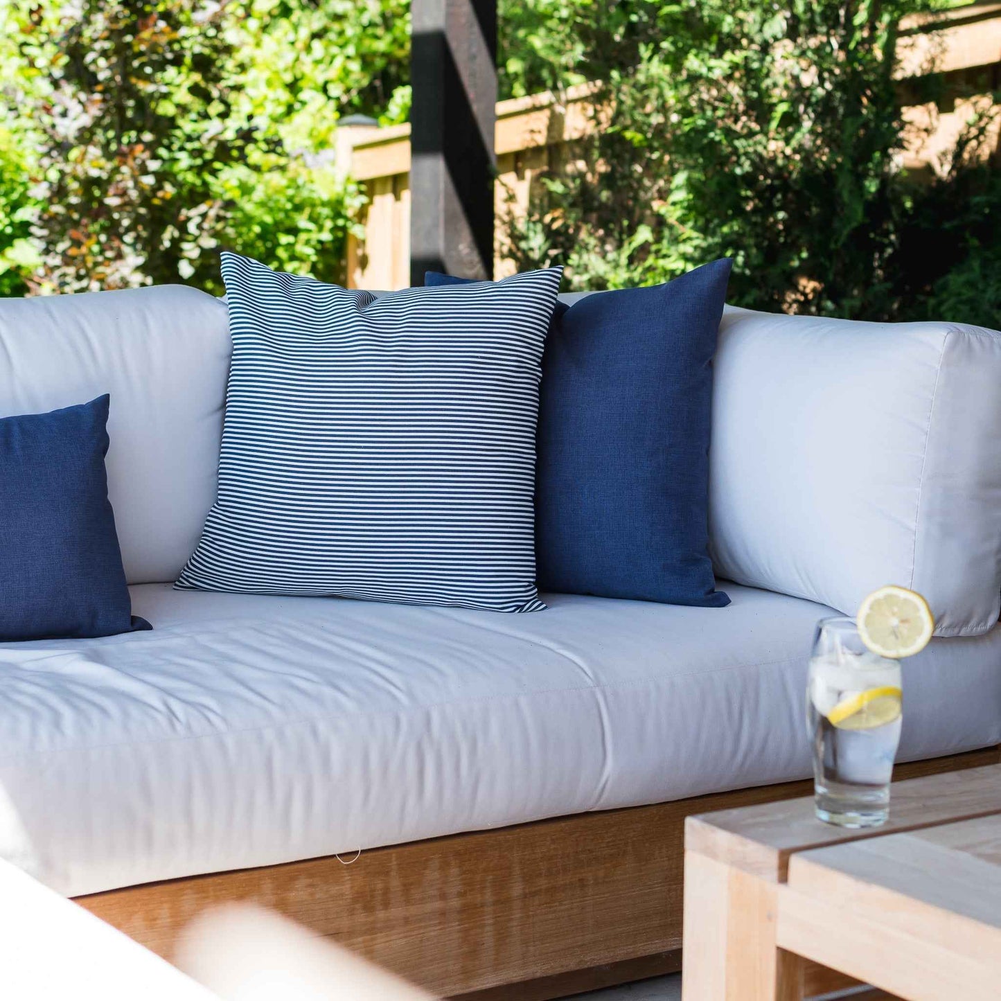 OUTDOOR PILLOW - NAVY STRIPE 20"