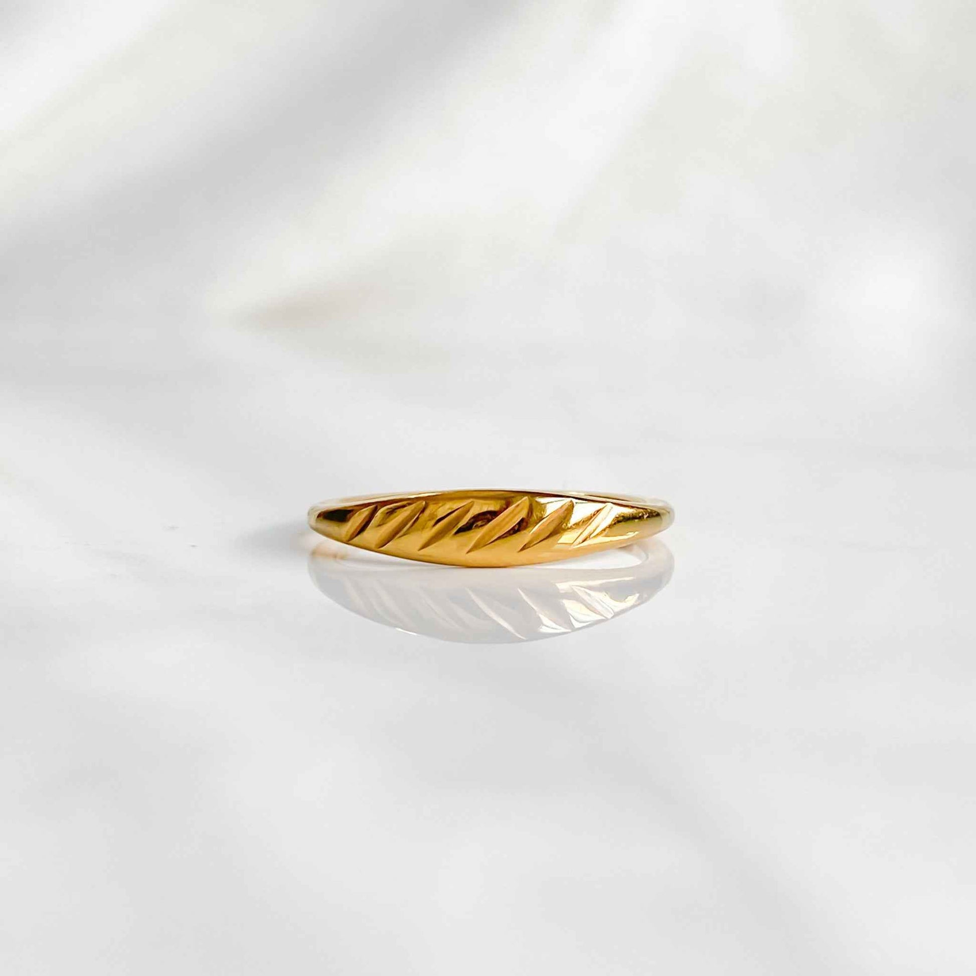Bague dorée pour femmes en acier inoxydable plaqué or 18K | CÉRÈS