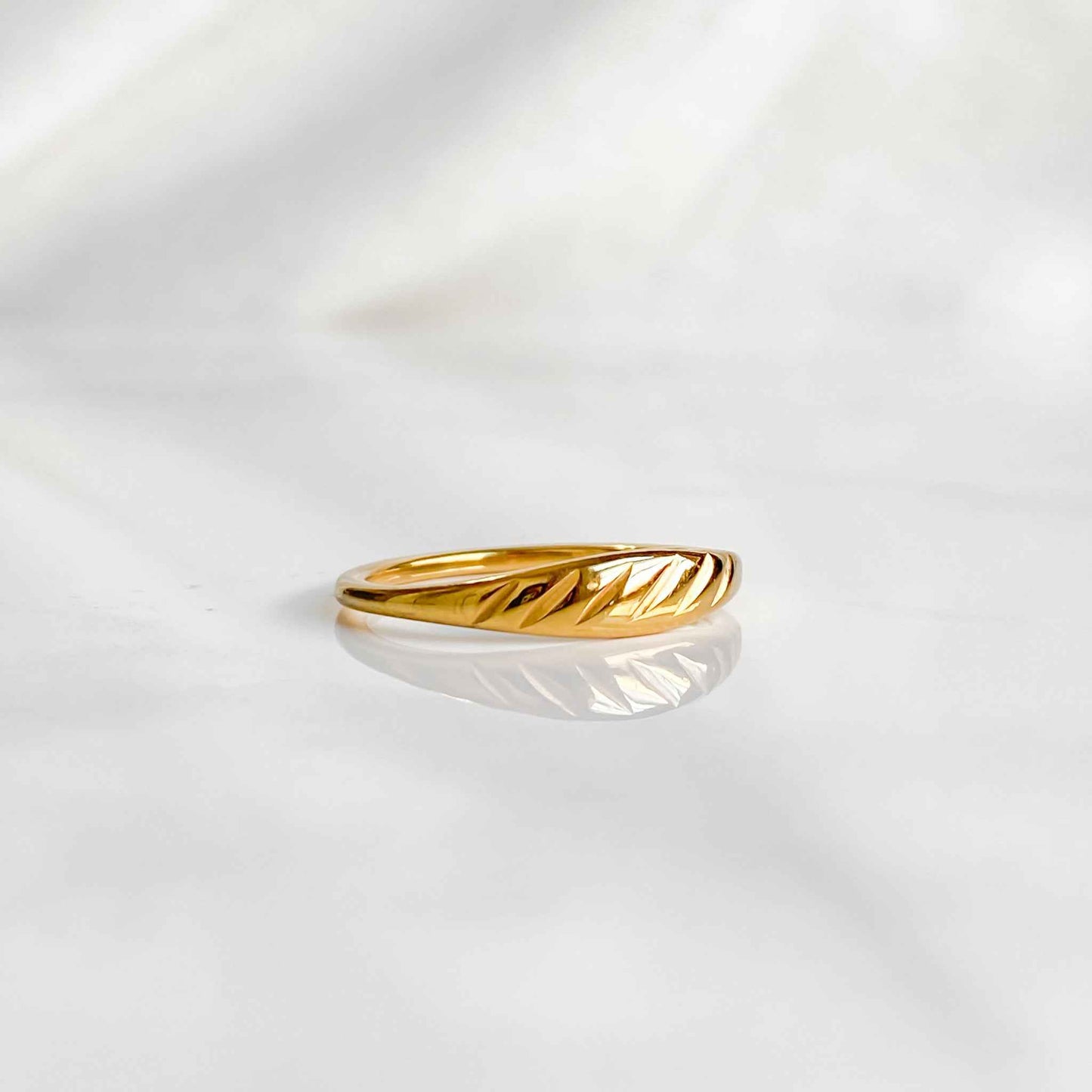 Bague dorée pour femmes en acier inoxydable plaqué or 18K | CÉRÈS
