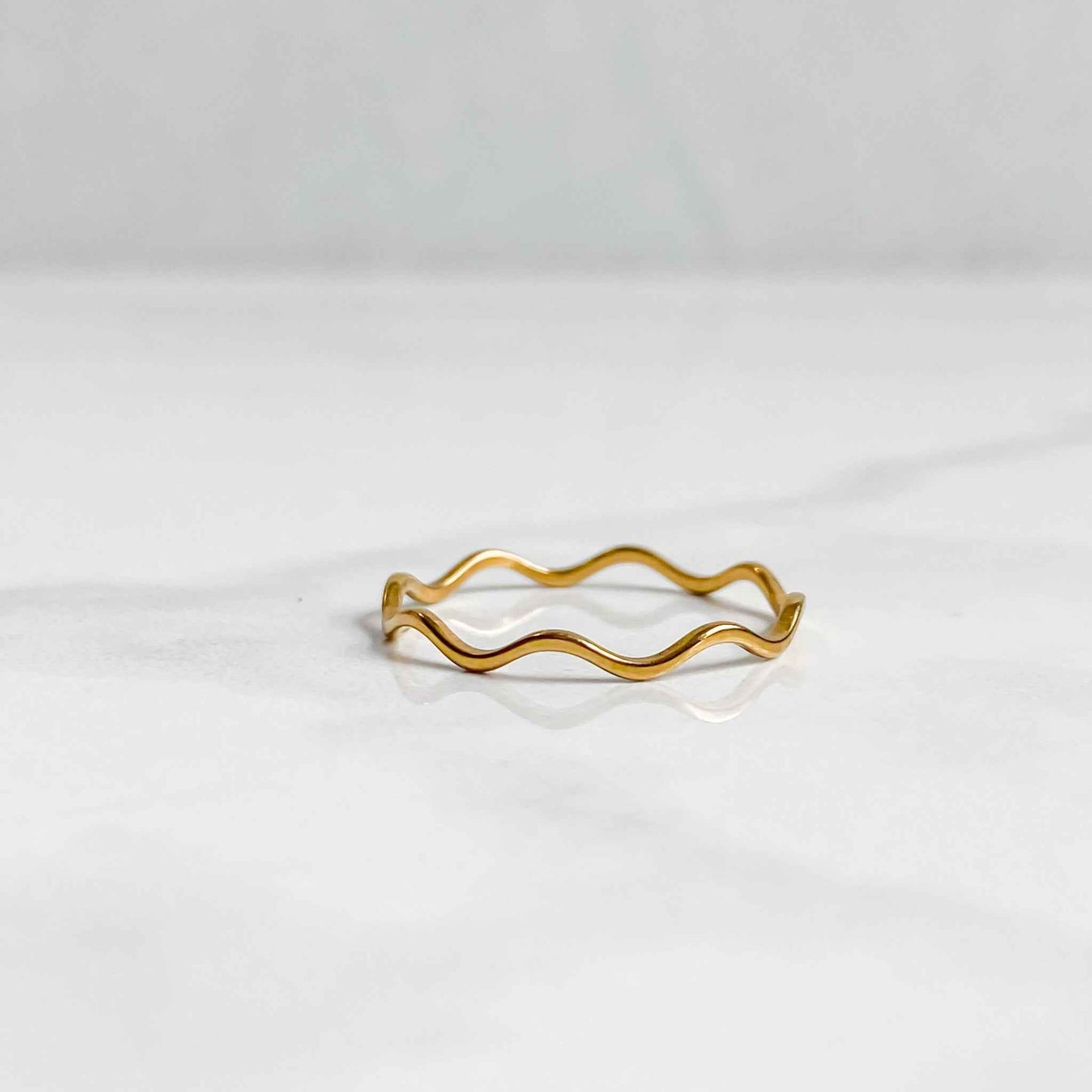 Bague ondulée dorée en acier inoxydable plaqué or 18K | NAÏA