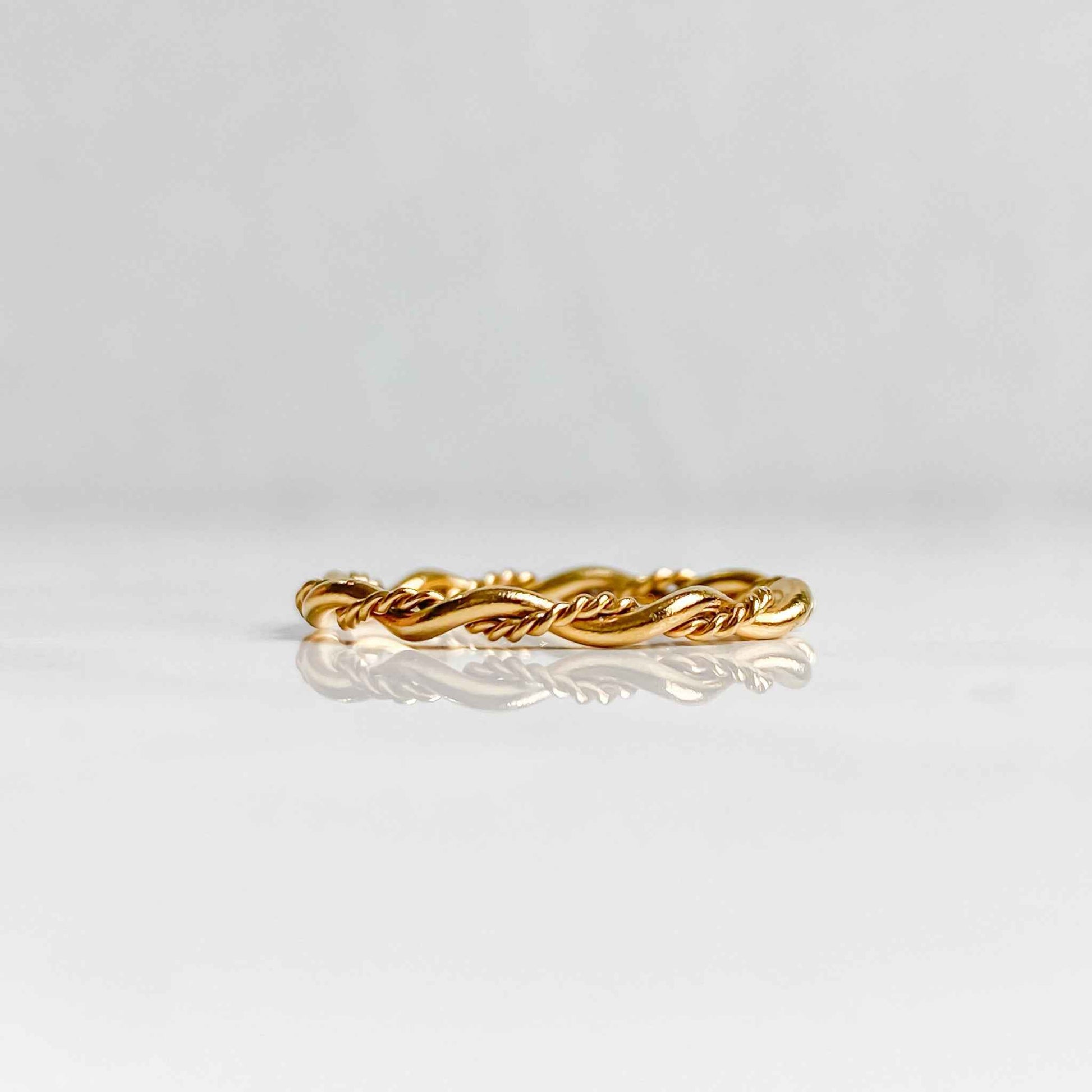 Bague torsadée en acier inoxydable plaqué or 18K | RHÉA