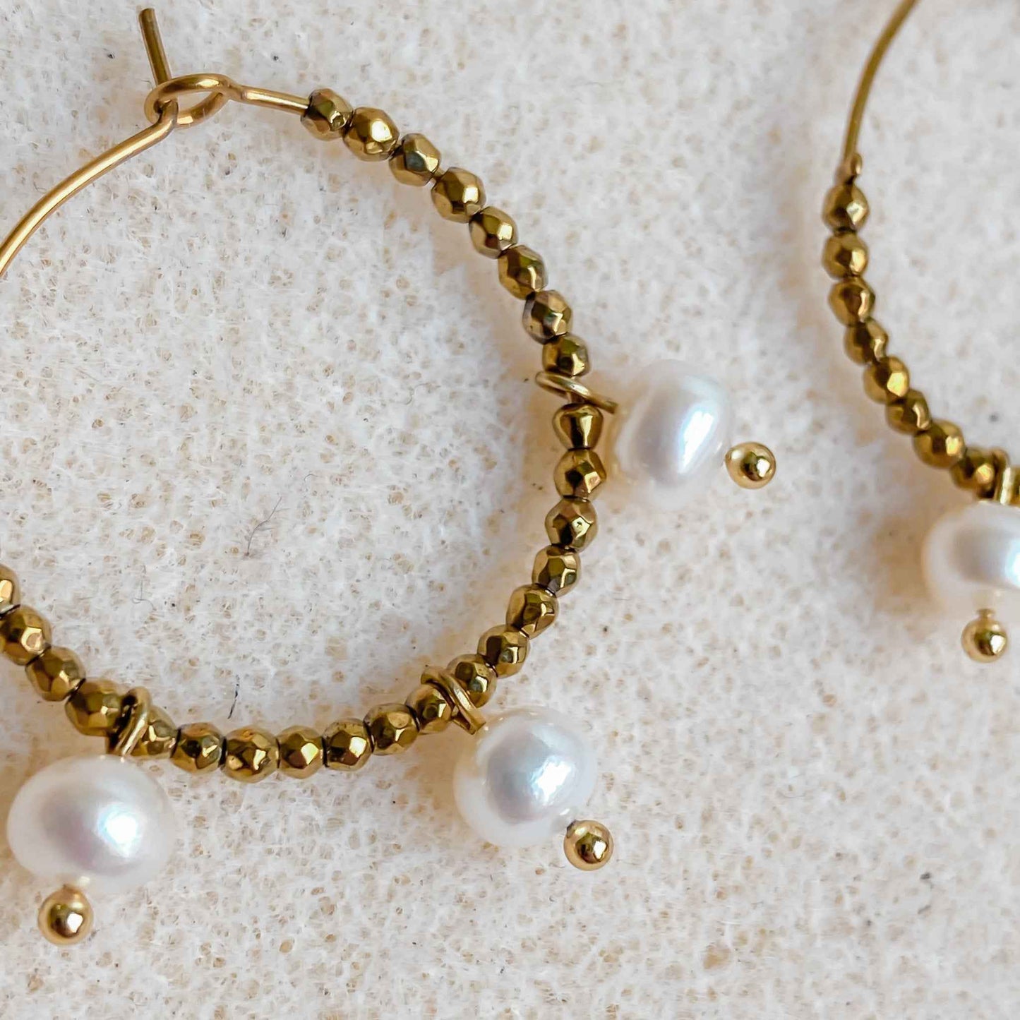 Boucles d’oreilles créoles dorées avec perles d’eau douce | AURÉA