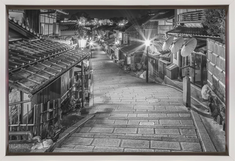 Wandbild Ninen-zaka im historischen Kyoto am Abend - monochrom