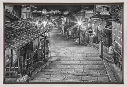 Wandbild Ninen-zaka im historischen Kyoto am Abend - monochrom
