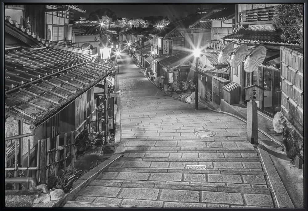 Wandbild Ninen-zaka im historischen Kyoto am Abend - monochrom