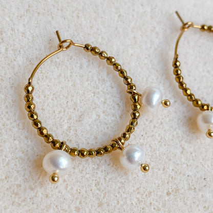 Boucles d’oreilles créoles dorées avec perles d’eau douce | AURÉA