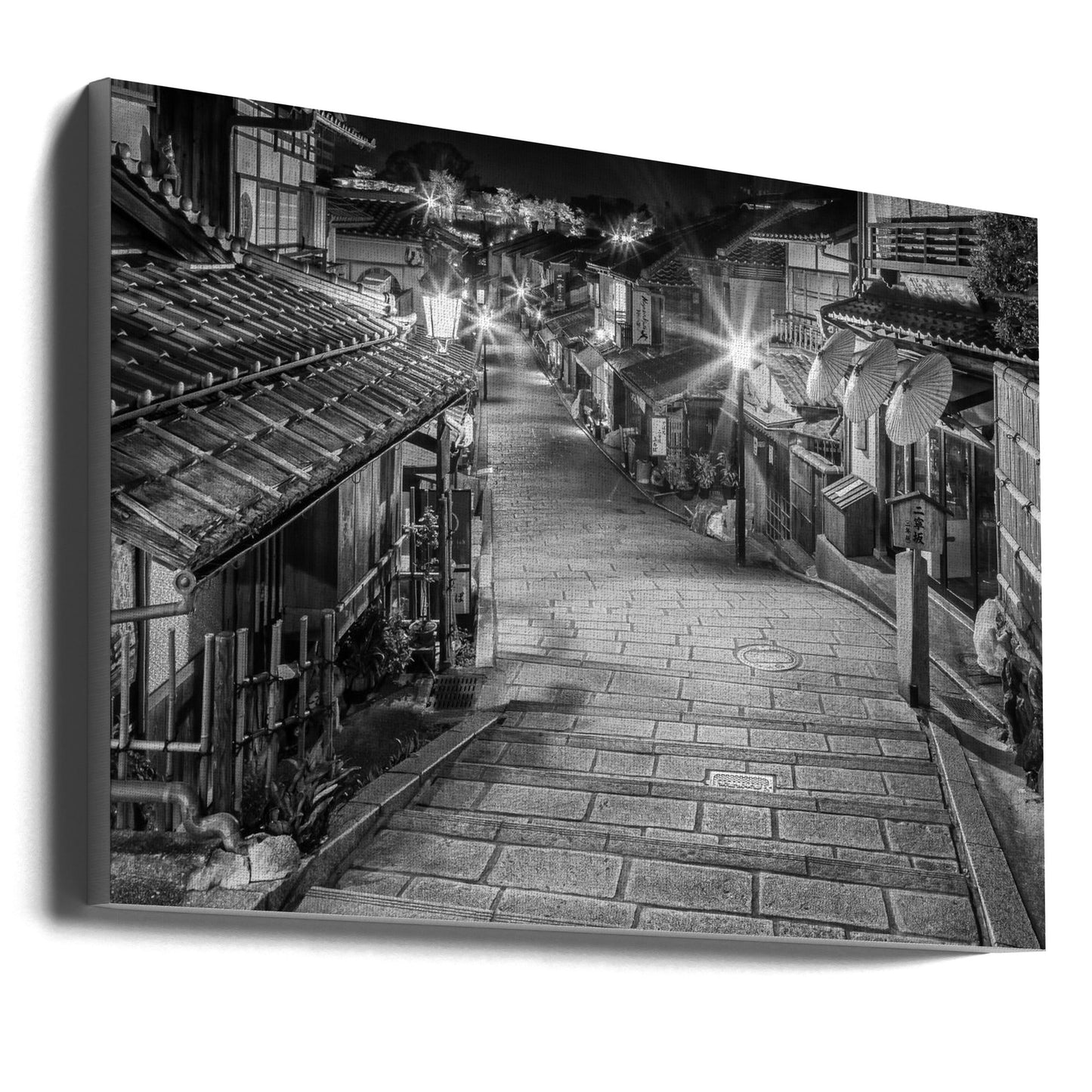 Wandbild Ninen-zaka im historischen Kyoto am Abend - monochrom