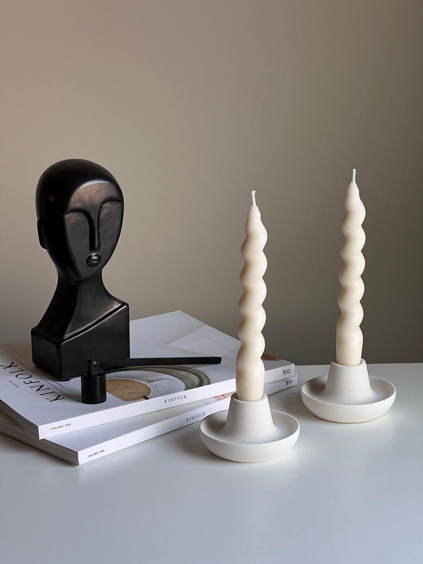 Runder Jesmonite Kerzenständer: Minimalistische Tischdeko
