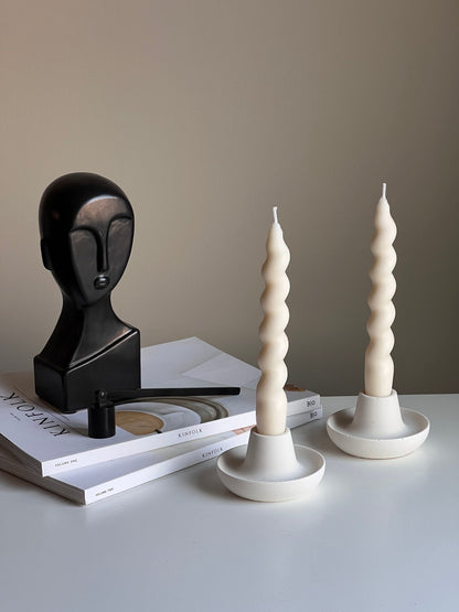 Runder Jesmonite Kerzenständer: Minimalistische Tischdeko