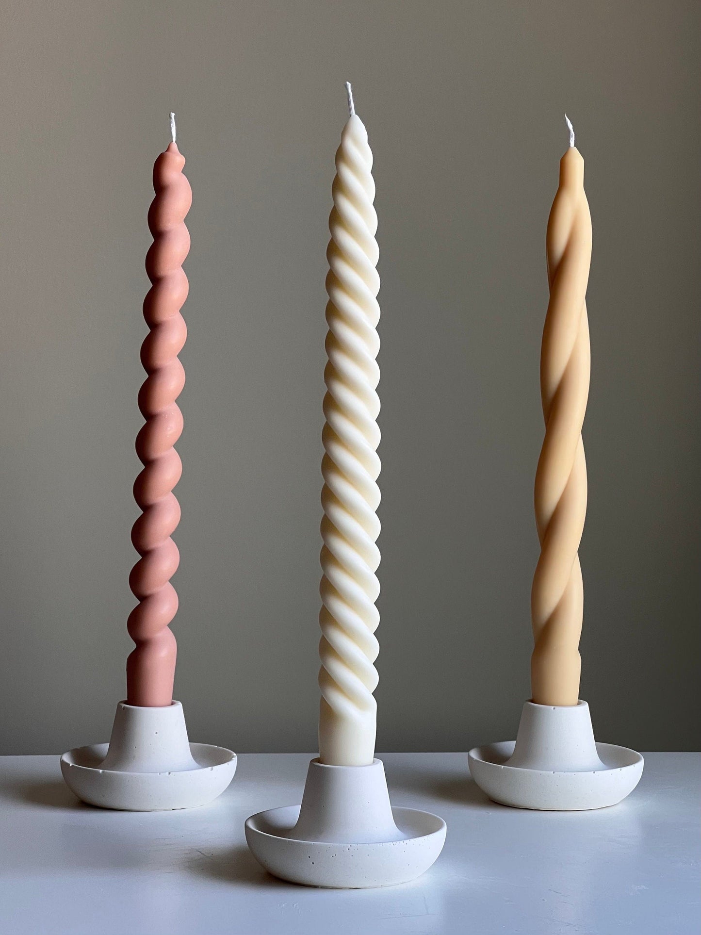 Runder Jesmonite Kerzenständer: Minimalistische Tischdeko