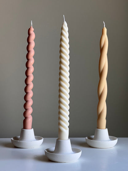 Runder Jesmonite Kerzenständer: Minimalistische Tischdeko