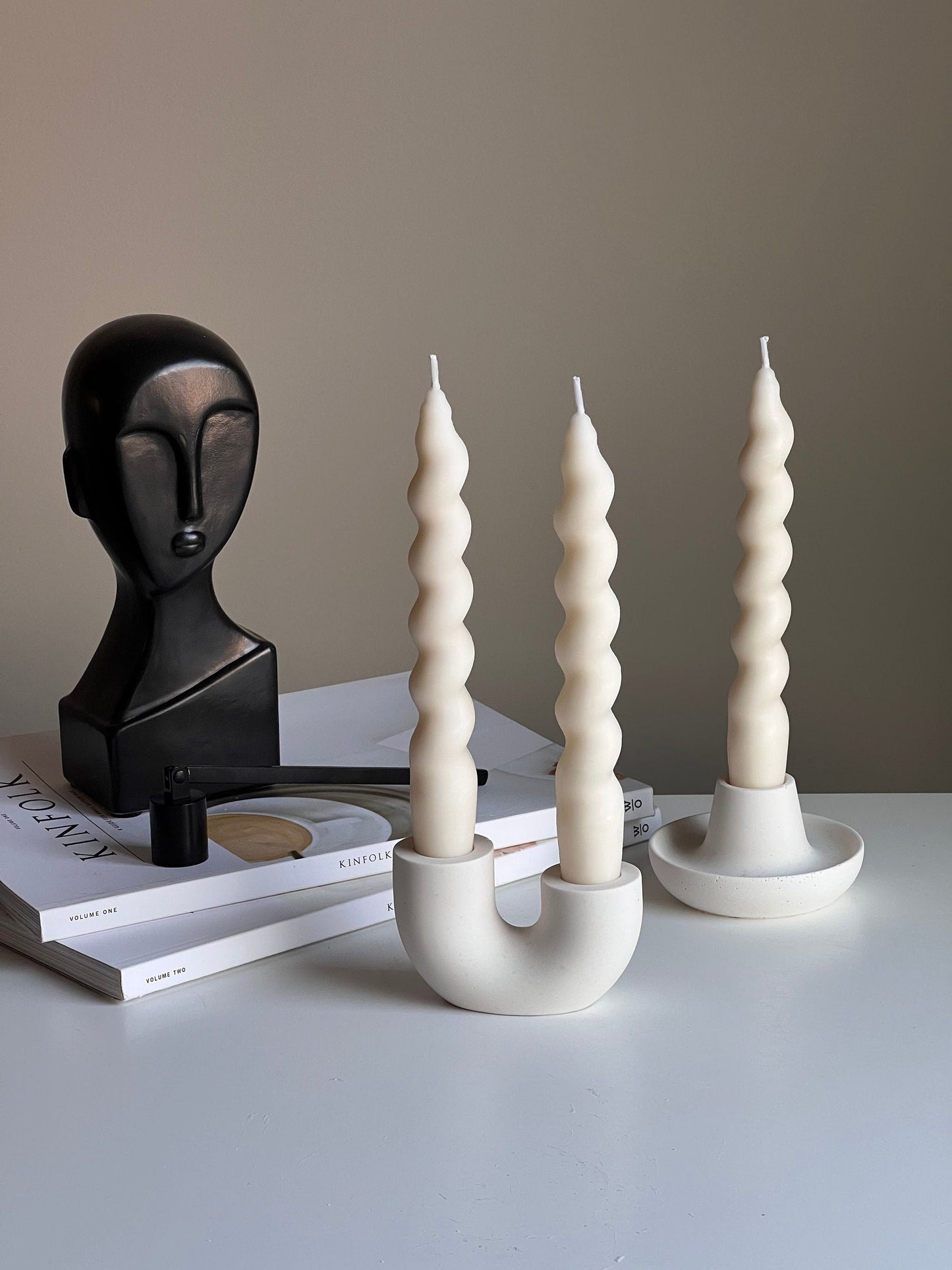 Runder Jesmonite Kerzenständer: Minimalistische Tischdeko