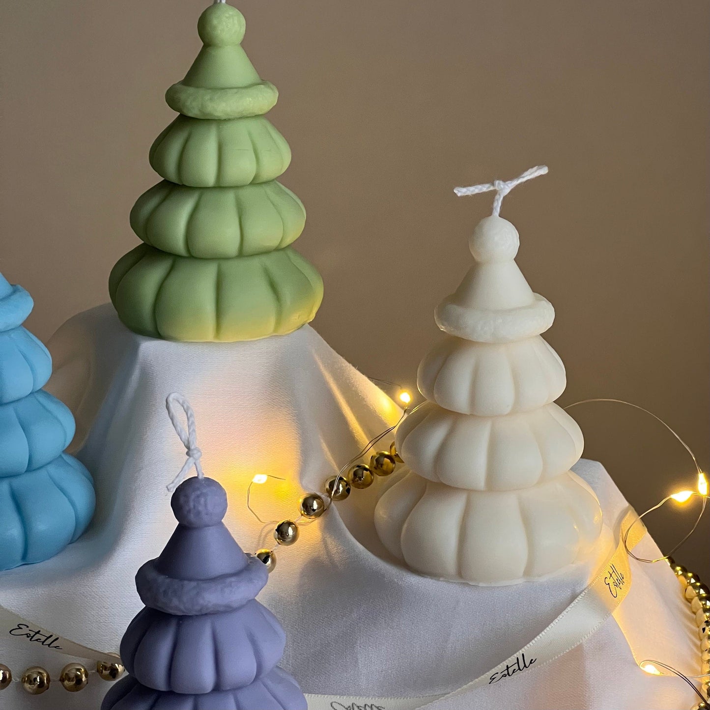 Weihnachtsbaum-Sojakerze mit Hut: Handgemachte Feiertagsdekoration