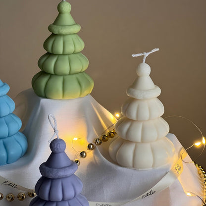 Weihnachtsbaum-Sojakerze mit Hut: Handgemachte Feiertagsdekoration