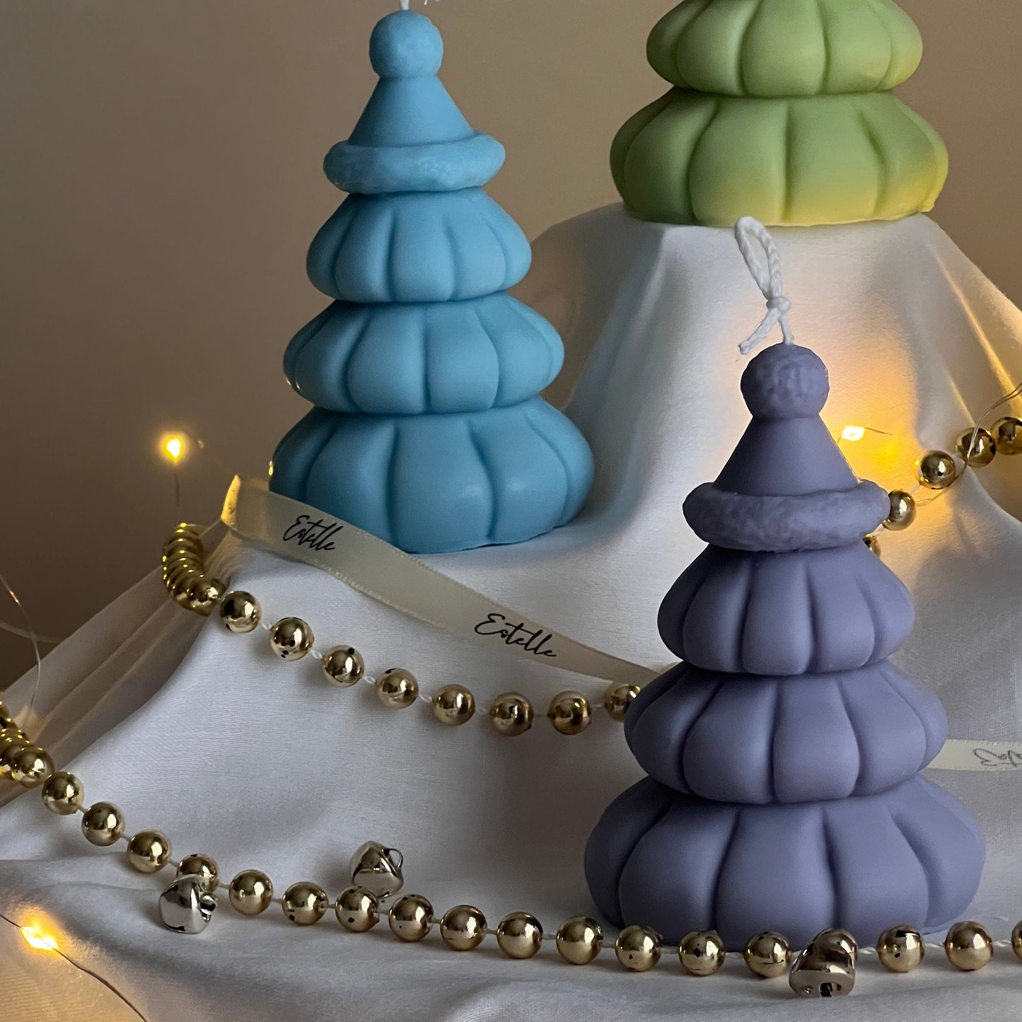 Weihnachtsbaum-Sojakerze mit Hut: Handgemachte Feiertagsdekoration