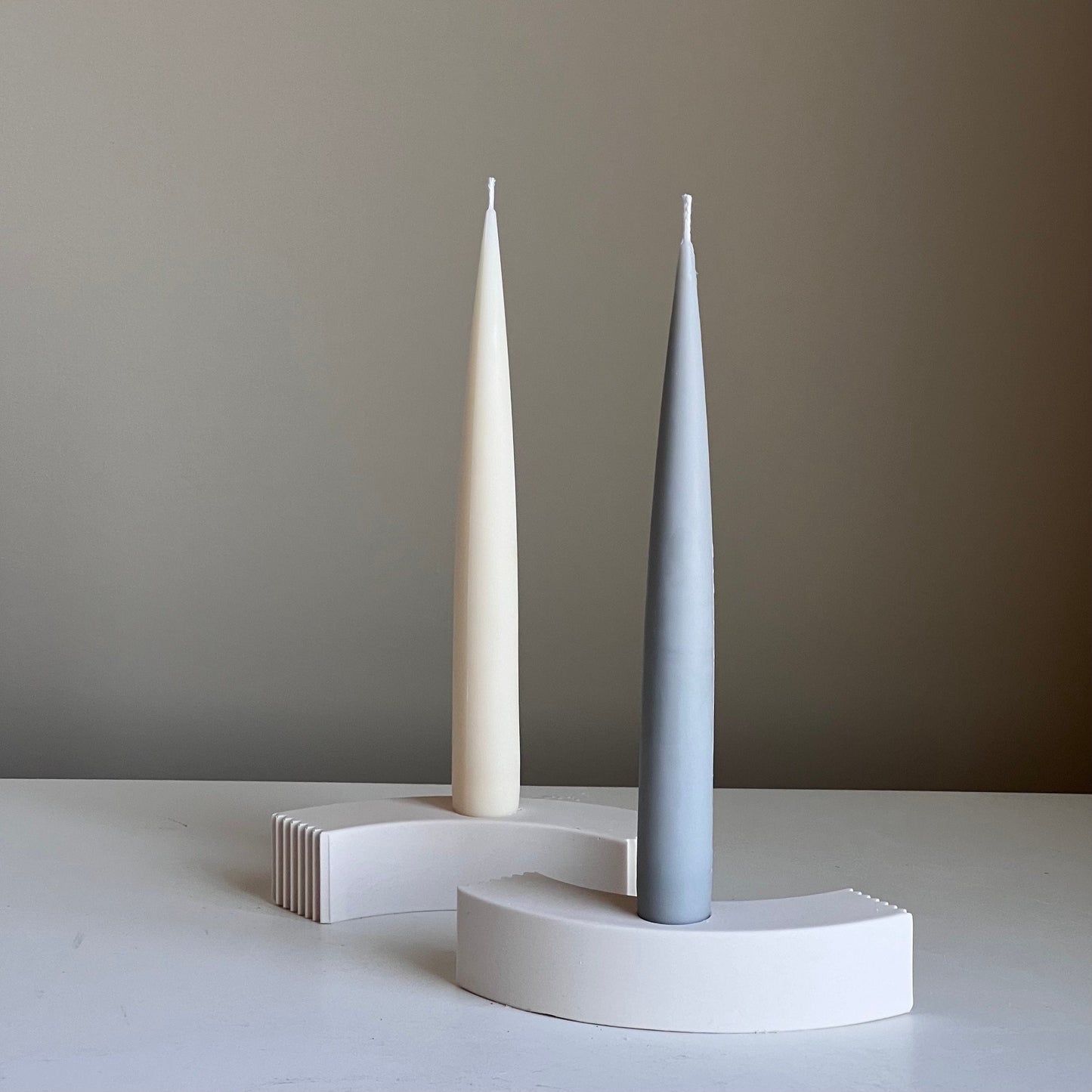 Minimalistischer Kerzenhalter aus Jesmonit: Geometrische Dekoration für Stabkerzen