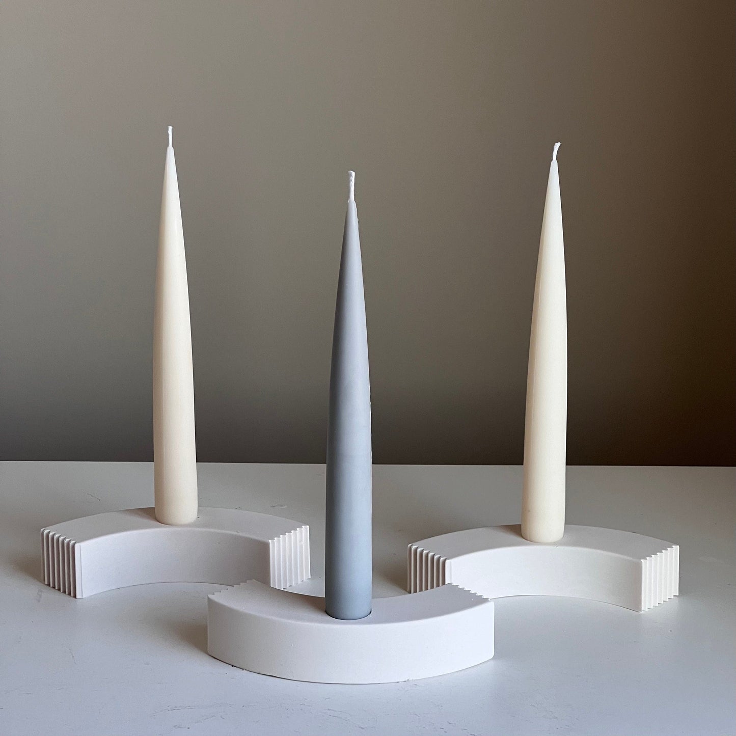 Minimalistischer Kerzenhalter aus Jesmonit: Geometrische Dekoration für Stabkerzen