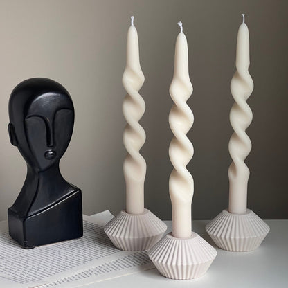 Gerippter Jesmonit Kerzenständer für Spitzkerzen: Minimalistische Tischdeko