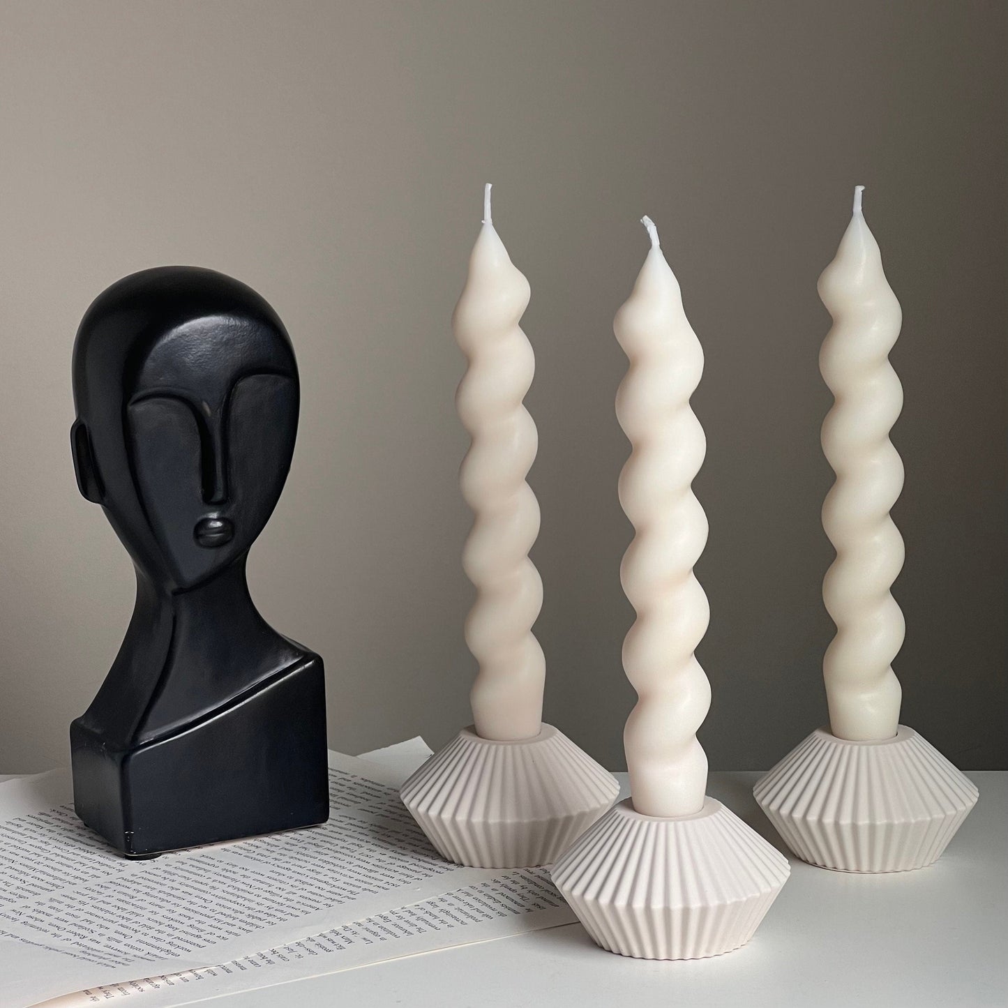Gerippter Jesmonit Kerzenständer für Spitzkerzen: Minimalistische Tischdeko