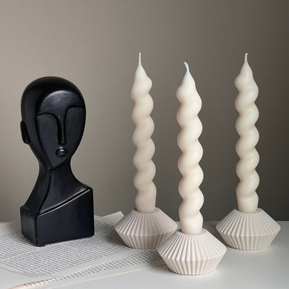 Gerippter Jesmonit Kerzenständer für Spitzkerzen: Minimalistische Tischdeko