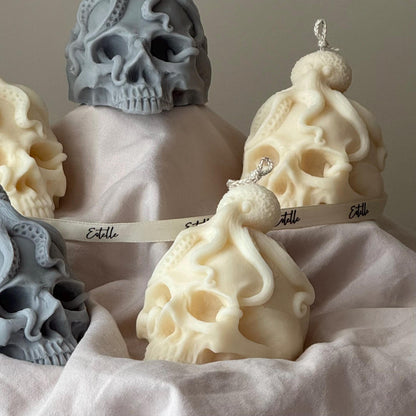Totenkopfkerze mit Krake: Gruselige Halloween Sojawachs Dekoration