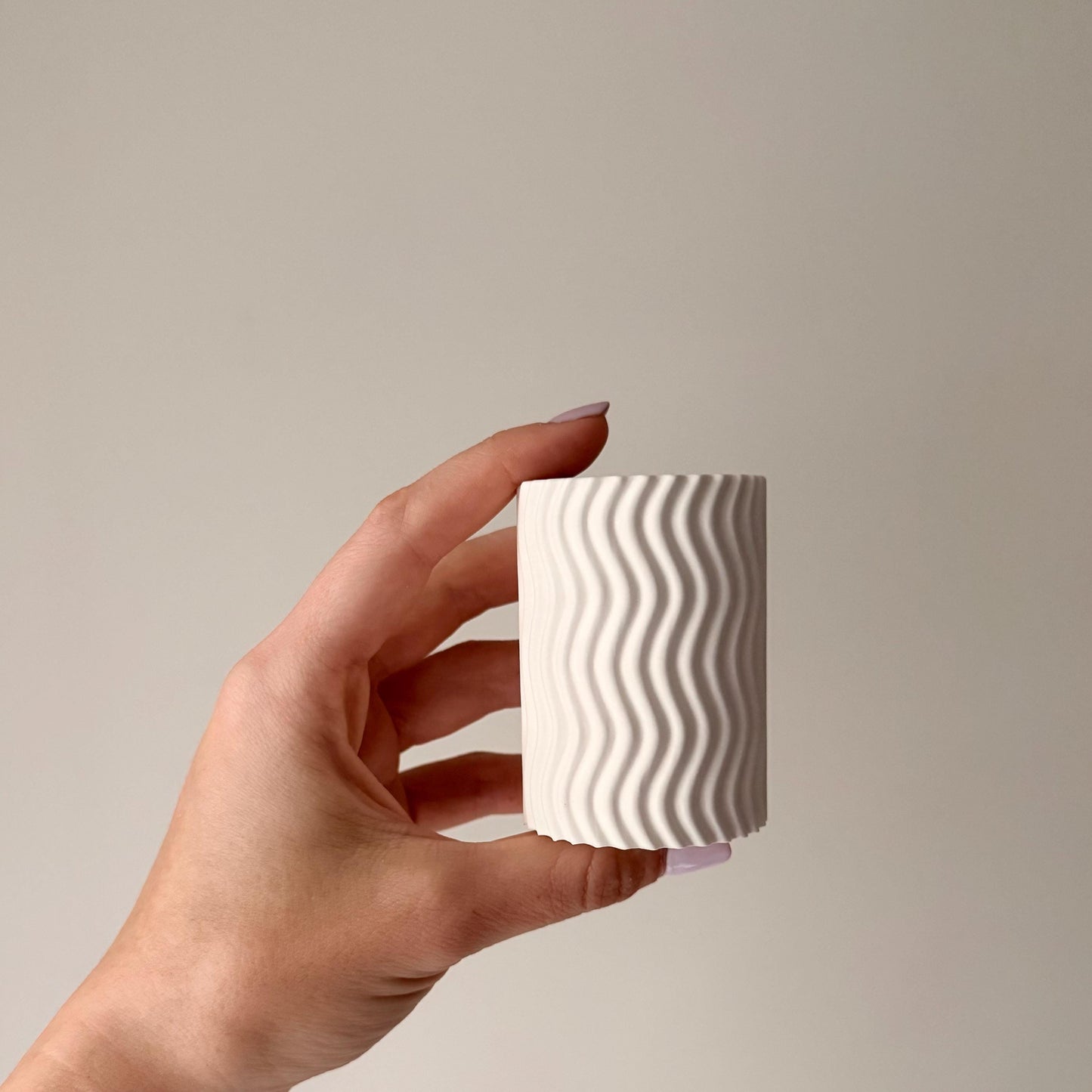 Skulpturaler Wellen-Kerzenständer, Minimalistisches Jesmonite-Dekor