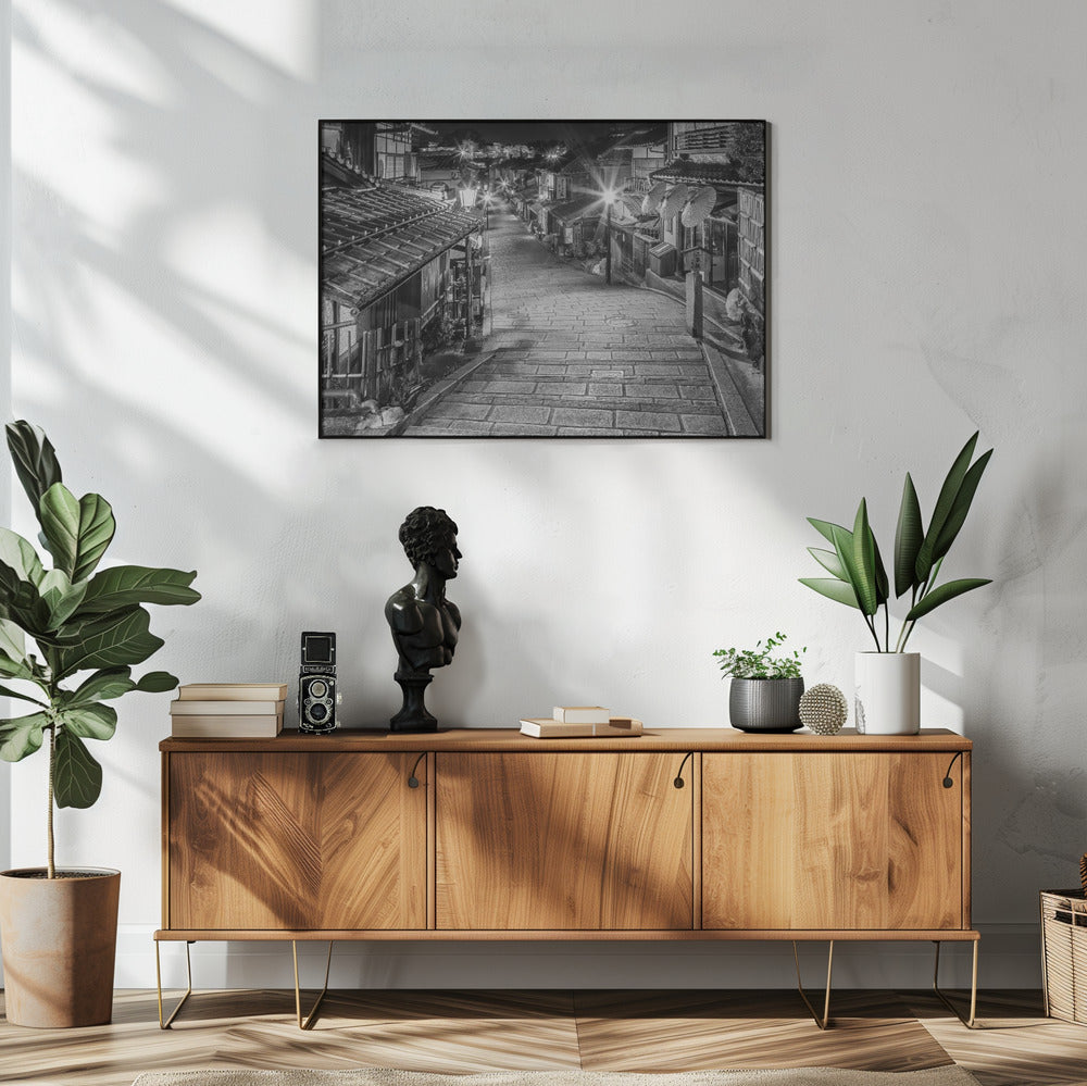 Wandbild Ninen-zaka im historischen Kyoto am Abend - monochrom