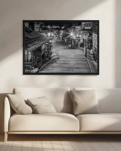 Wandbild Ninen-zaka im historischen Kyoto am Abend - monochrom