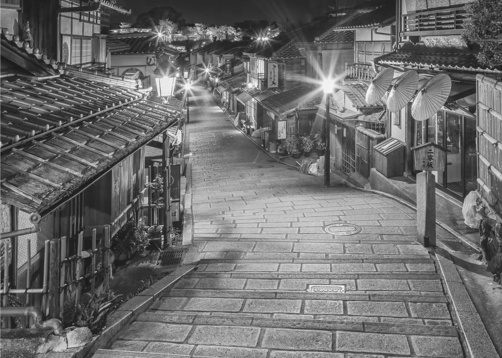 Wandbild Ninen-zaka im historischen Kyoto am Abend - monochrom