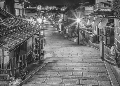 Wandbild Ninen-zaka im historischen Kyoto am Abend - monochrom
