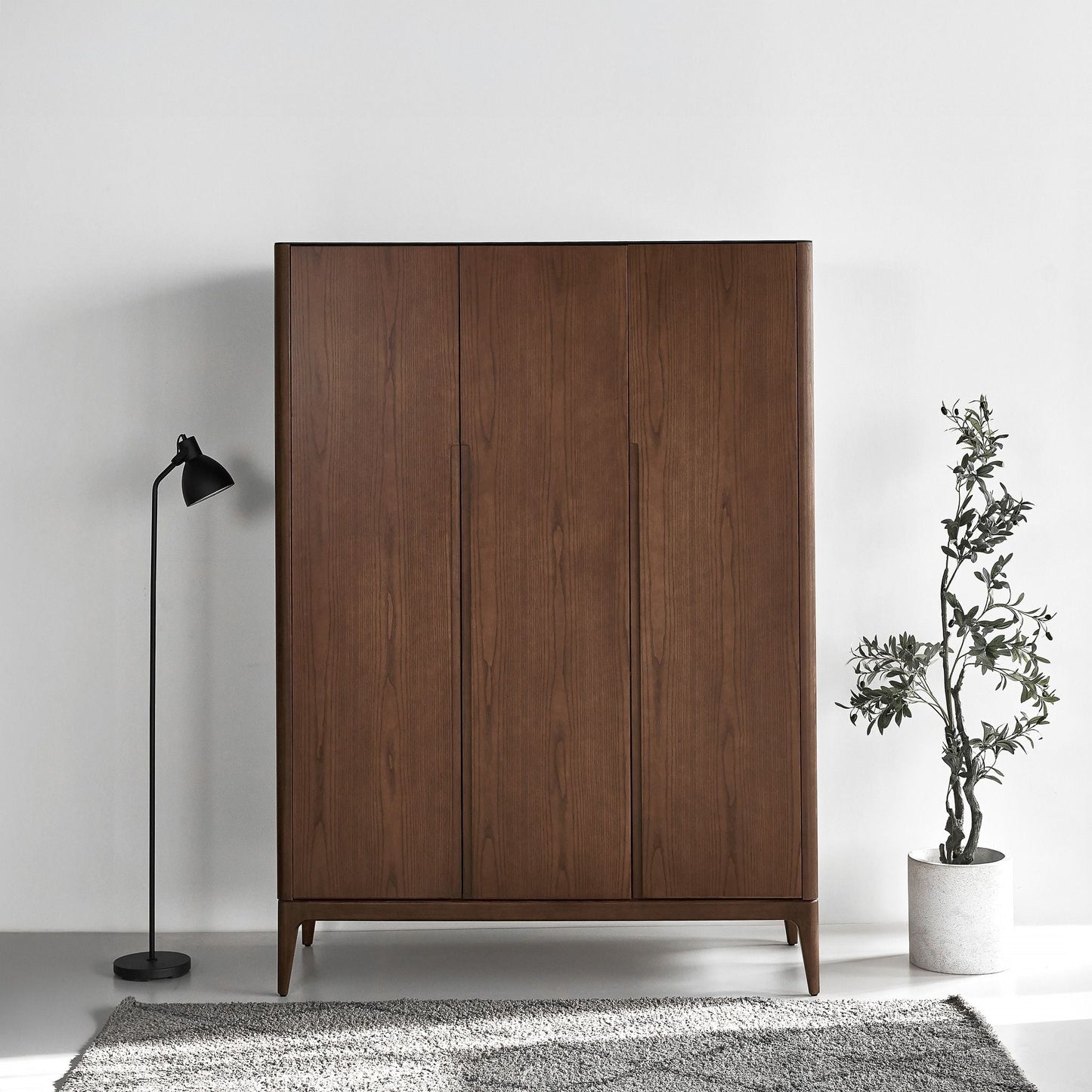 Scharlachroter europäischer Eschenholz-Kleiderschrank
