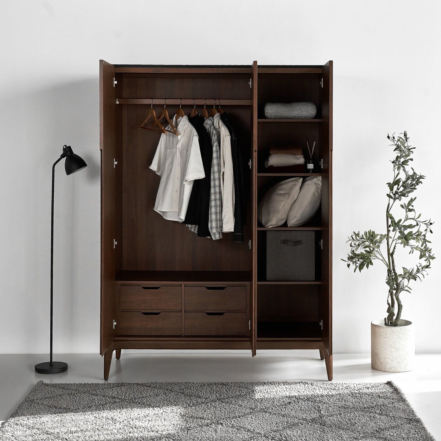 Scharlachroter europäischer Eschenholz-Kleiderschrank