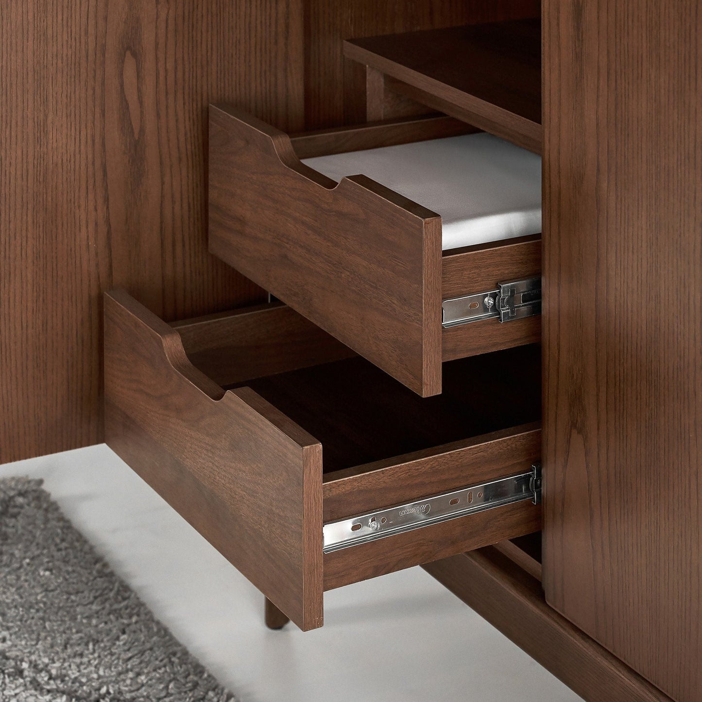Scharlachroter europäischer Eschenholz-Kleiderschrank