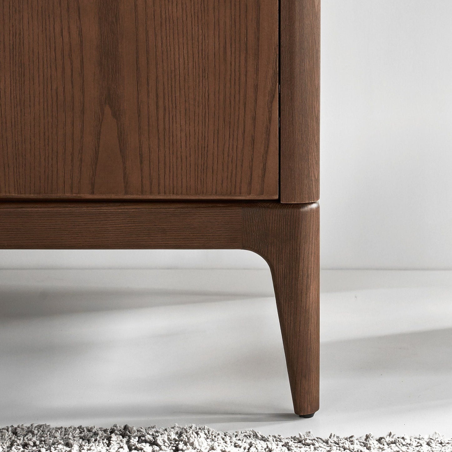 Scharlachroter europäischer Eschenholz-Kleiderschrank