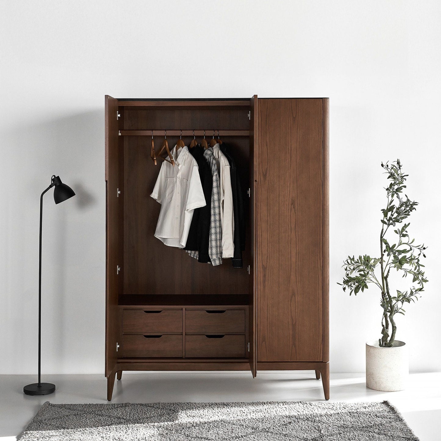Scharlachroter europäischer Eschenholz-Kleiderschrank